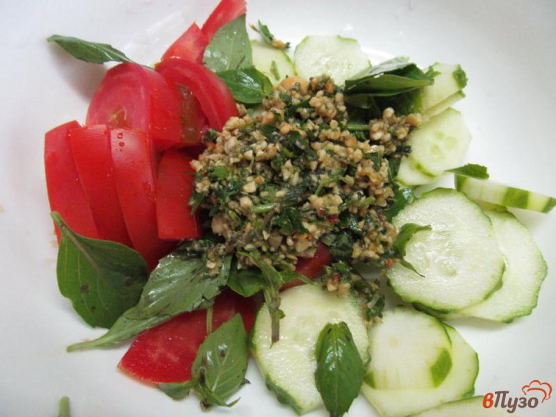 Фото приготовление рецепта: Овощной салат под ореховым соусом шаг №5