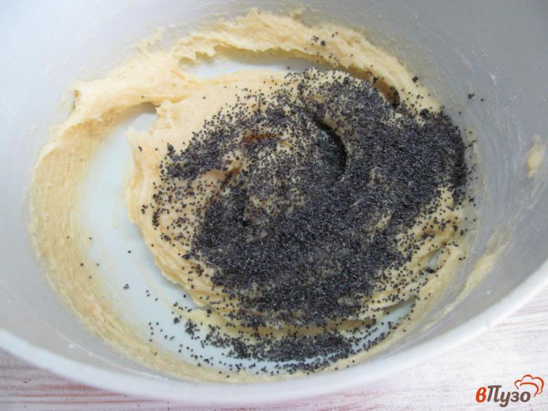 Фото приготовление рецепта: Кекс с красной смородиной и маком шаг №4