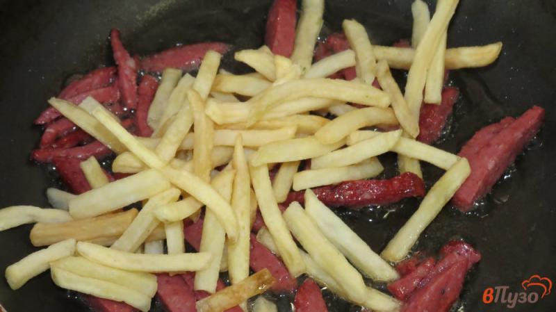 Фото приготовление рецепта: Омлет с колбасой и картошкой фри шаг №2
