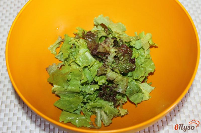 Фото приготовление рецепта: Салат с помидорами и сухариками шаг №1