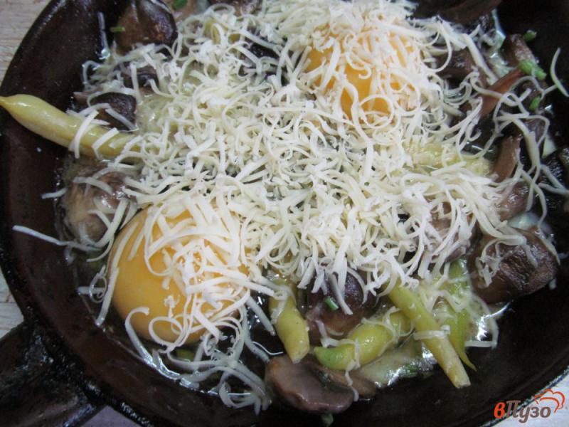 Фото приготовление рецепта: Яйца с грибами и стручковой фасолью шаг №4