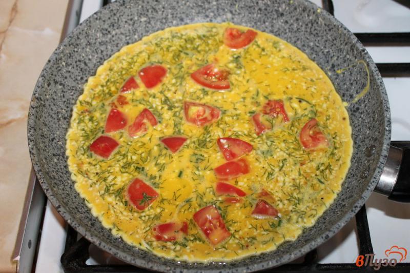 Фото приготовление рецепта: Омлет с помидорами, зеленью и ветчиной шаг №4