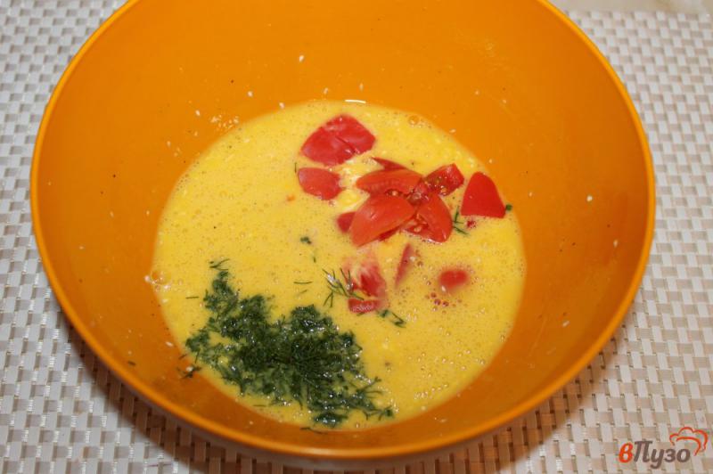 Фото приготовление рецепта: Омлет с помидорами, зеленью и ветчиной шаг №3
