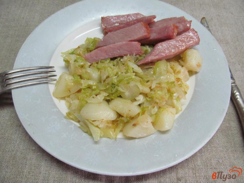Фото приготовление рецепта: Капустный хаш с картофелем и ветчиной шаг №6