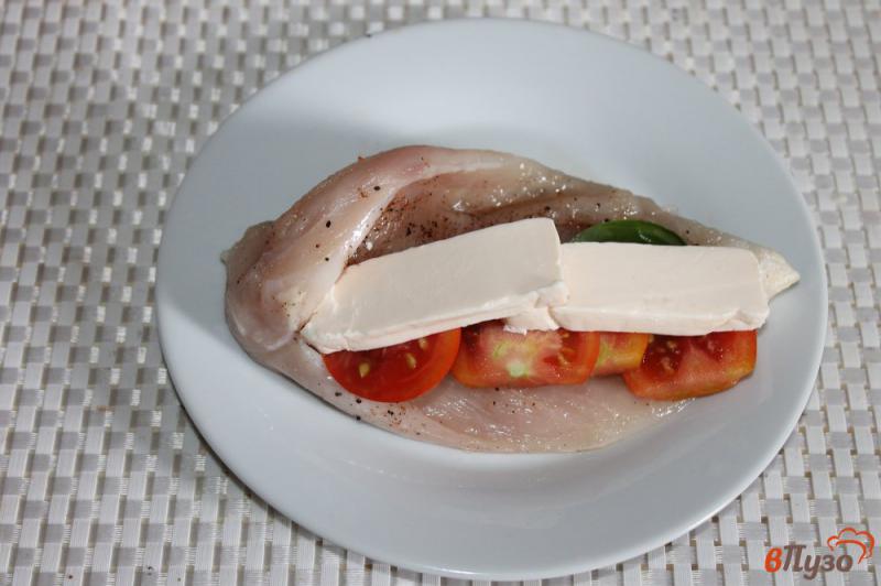 Фото приготовление рецепта: Куриная грудка фаршированная сыром и базиликом шаг №6