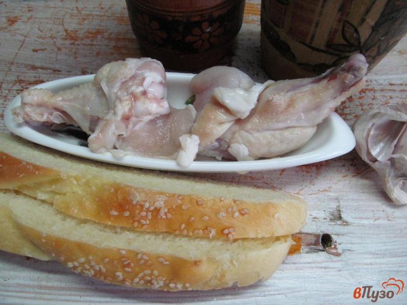 Фото приготовление рецепта: Салат панцанелла с курицей шаг №1