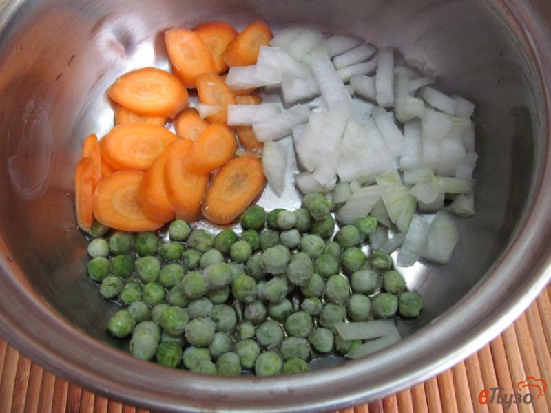 Фото приготовление рецепта: Свинина тушеная в томате с горошком и морковью шаг №1