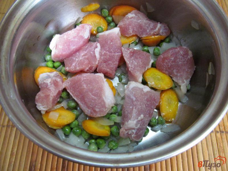 Фото приготовление рецепта: Свинина тушеная в томате с горошком и морковью шаг №3