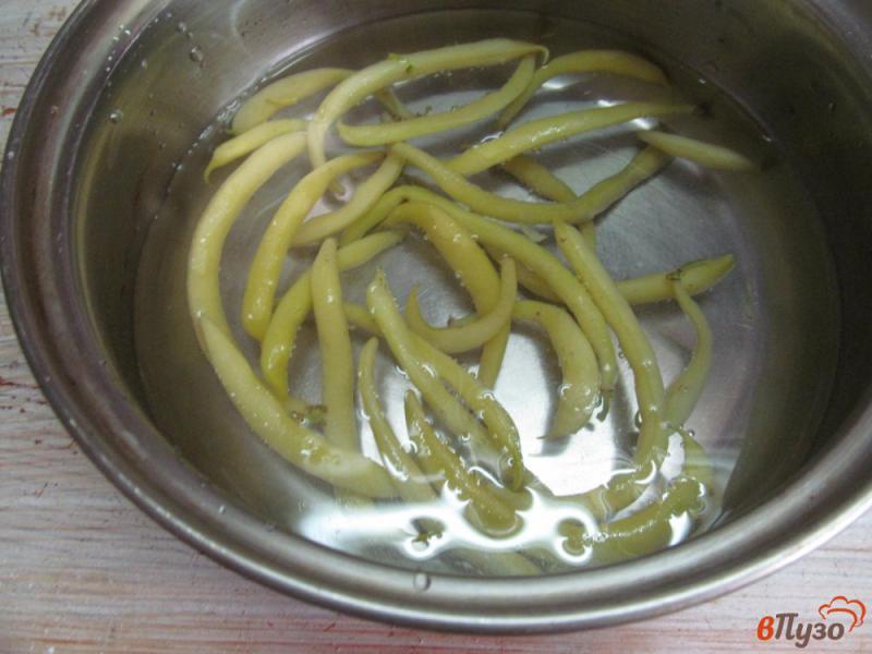 Фото приготовление рецепта: Салат из стручковой фасоли с помидором шаг №1
