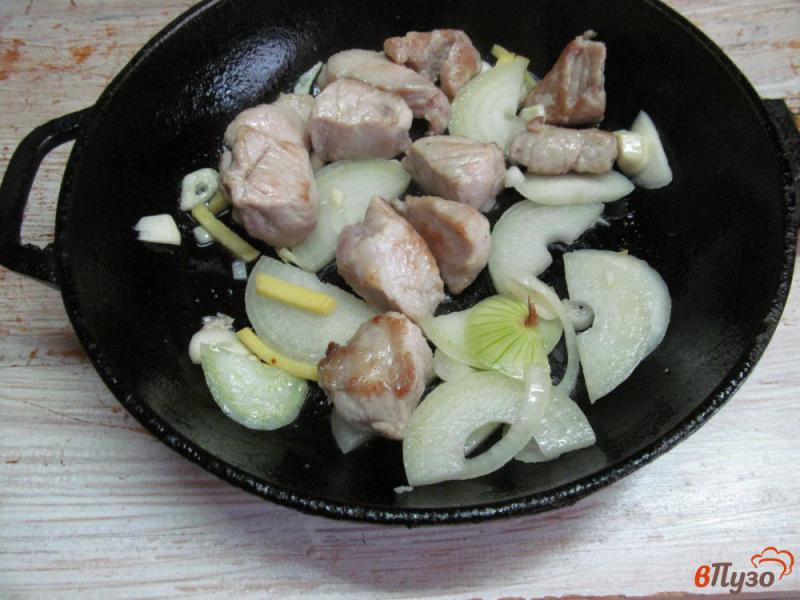 Фото приготовление рецепта: Свинина тушеная с красной смородиной шаг №4