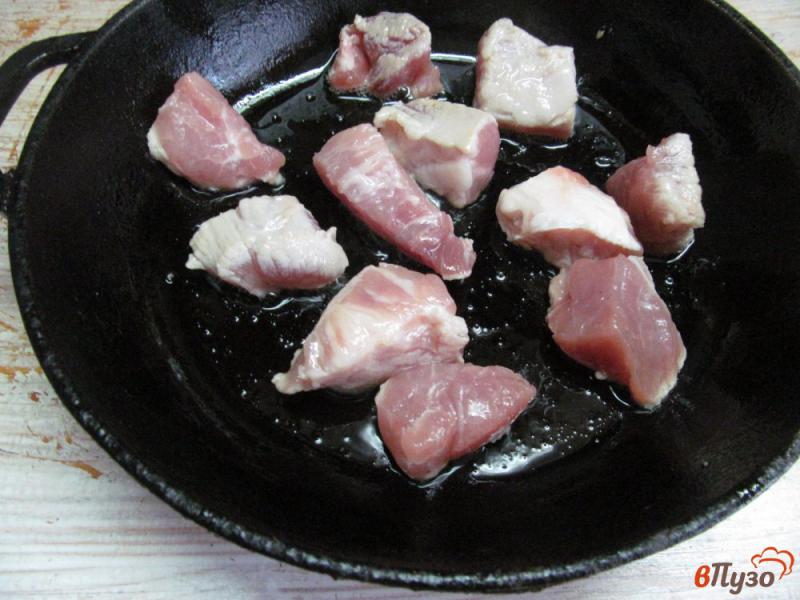 Фото приготовление рецепта: Свинина тушеная с красной смородиной шаг №3