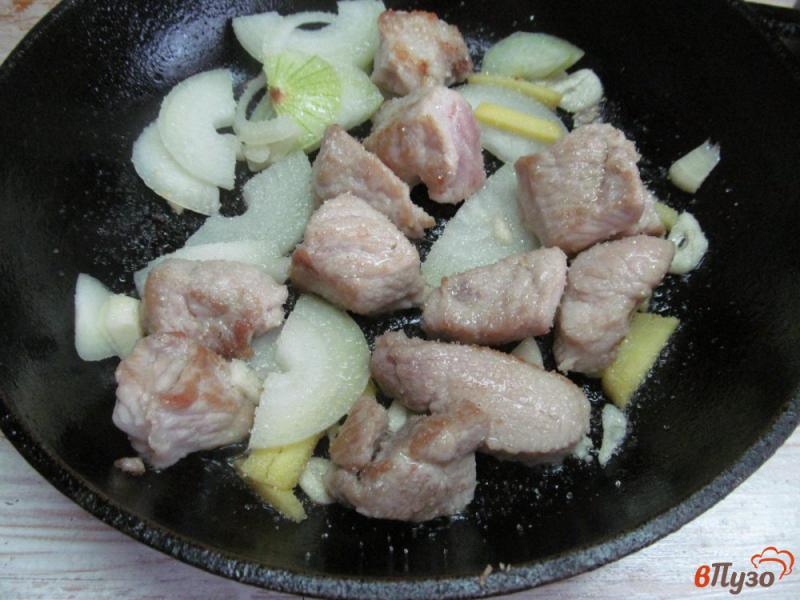 Фото приготовление рецепта: Свинина тушеная с красной смородиной шаг №5