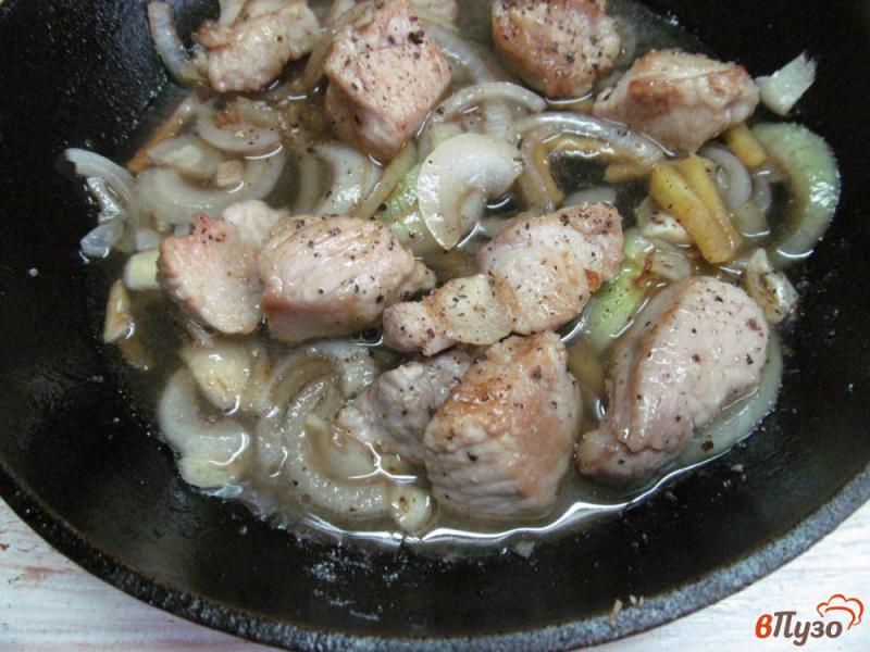 Фото приготовление рецепта: Свинина тушеная с красной смородиной шаг №8