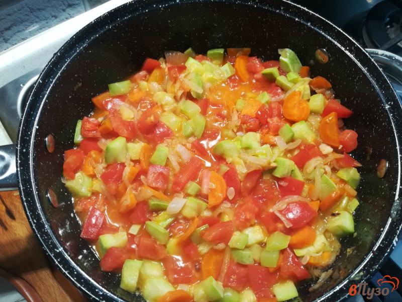 Фото приготовление рецепта: Картофель тушеный с овощами шаг №4