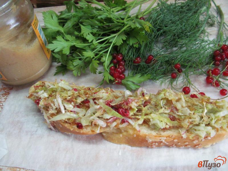 Фото приготовление рецепта: Горячий бутерброд с ветчиной и жареной капустой шаг №3