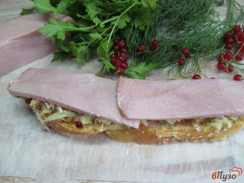 Фото приготовление рецепта: Горячий бутерброд с ветчиной и жареной капустой шаг №4
