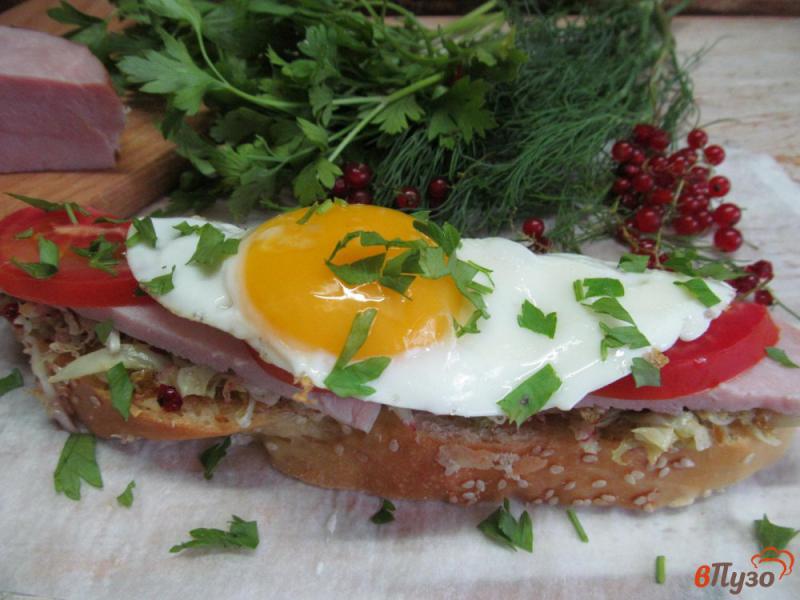 Фото приготовление рецепта: Горячий бутерброд с ветчиной и жареной капустой шаг №6
