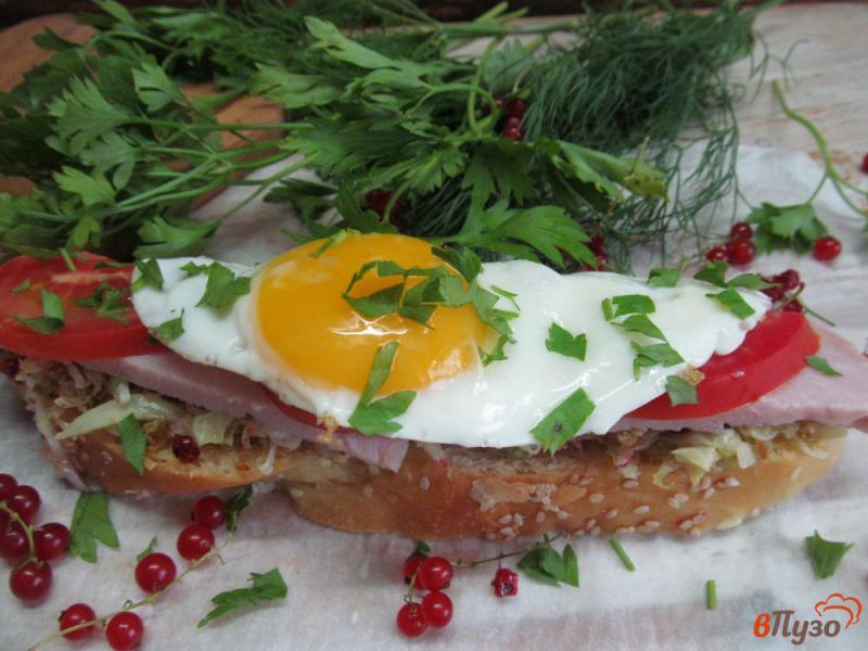 Фото приготовление рецепта: Горячий бутерброд с ветчиной и жареной капустой шаг №7