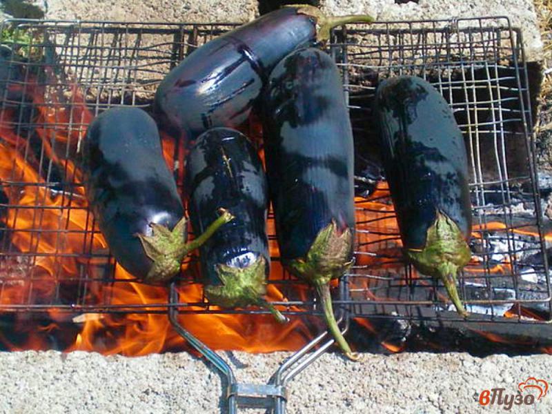 Фото приготовление рецепта: Баклажан запеченный на огне с помидорами и чесноком шаг №1