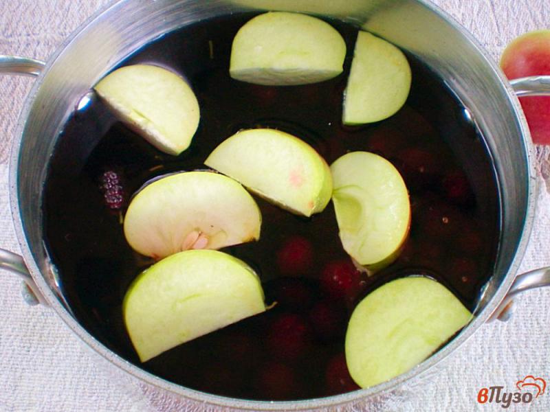 Фото приготовление рецепта: Компот из вишни, шелковицы и яблок шаг №4