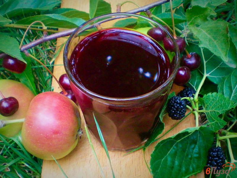 Фото приготовление рецепта: Компот из вишни, шелковицы и яблок шаг №7