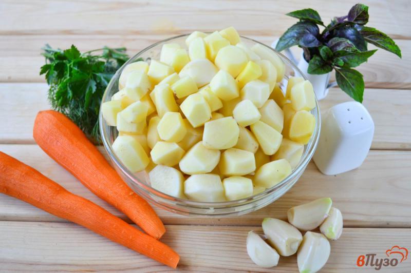 Фото приготовление рецепта: Картофель с морковью и чесноком в рукаве шаг №1