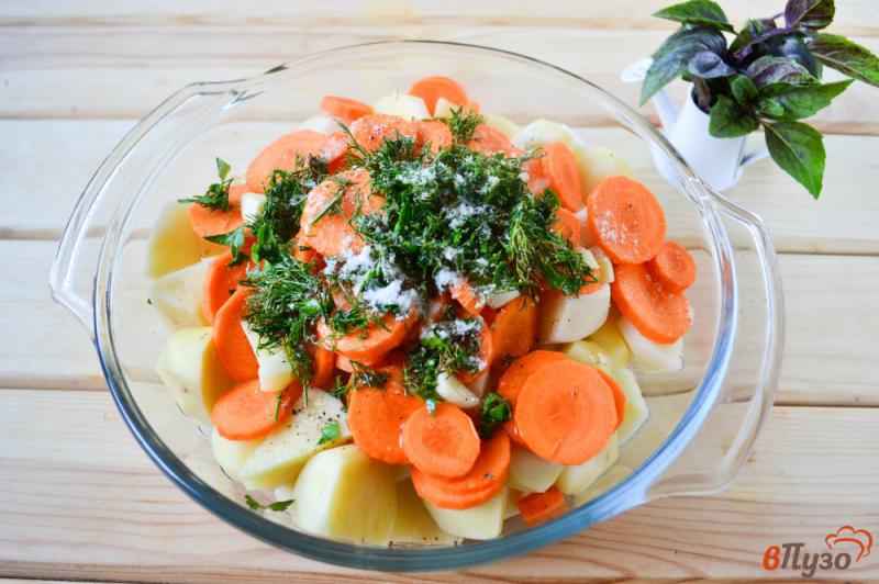 Фото приготовление рецепта: Картофель с морковью и чесноком в рукаве шаг №4
