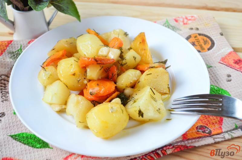 Фото приготовление рецепта: Картофель с морковью и чесноком в рукаве шаг №6