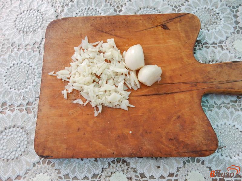 Фото приготовление рецепта: Пикантный салат из огурцов шаг №2