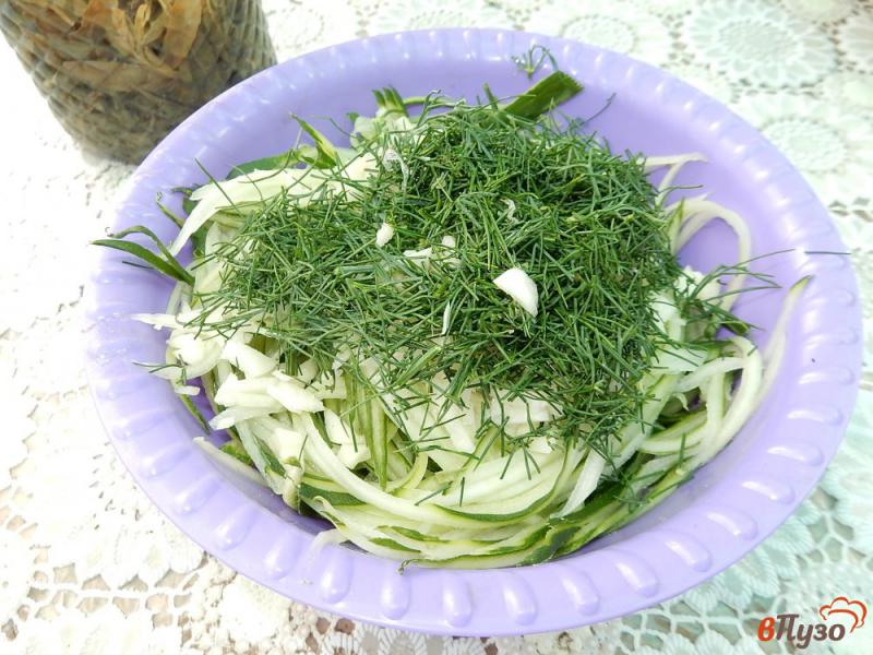 Фото приготовление рецепта: Пикантный салат из огурцов шаг №4