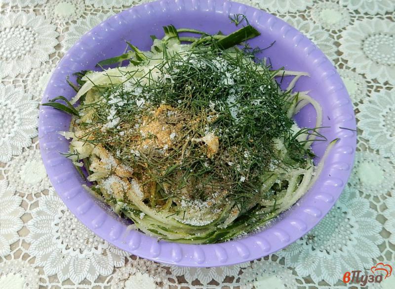 Фото приготовление рецепта: Пикантный салат из огурцов шаг №6