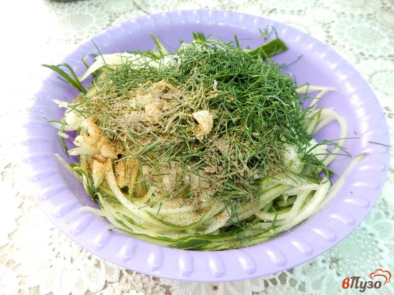 Фото приготовление рецепта: Пикантный салат из огурцов шаг №5