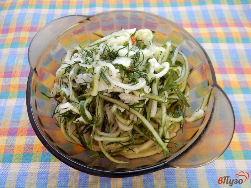 Фото приготовление рецепта: Пикантный салат из огурцов шаг №9