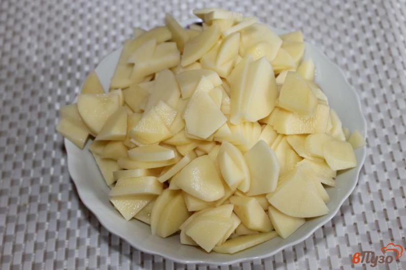 Фото приготовление рецепта: Жареный картофель с грибами и сыром шаг №2
