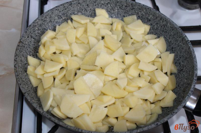 Фото приготовление рецепта: Жареный картофель с грибами и сыром шаг №3