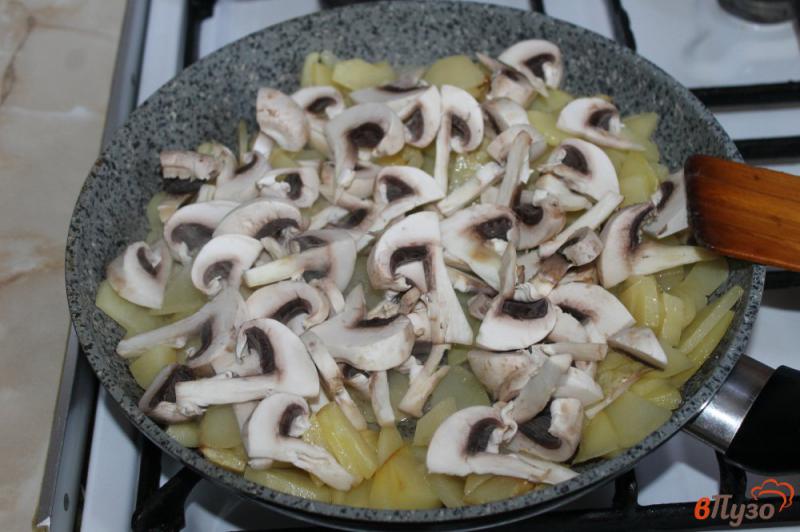 Фото приготовление рецепта: Жареный картофель с грибами и сыром шаг №5