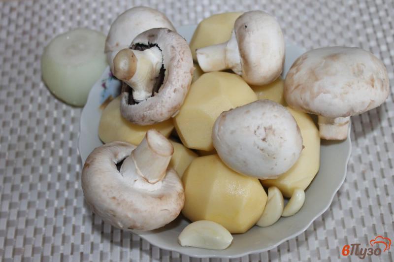 Фото приготовление рецепта: Жареный картофель с грибами и сыром шаг №1