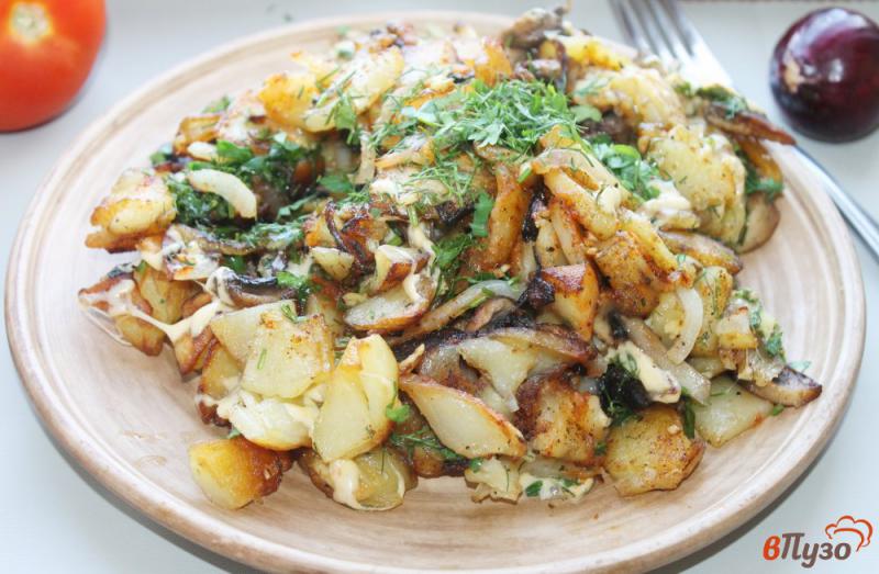 Фото приготовление рецепта: Жареный картофель с грибами и сыром шаг №8