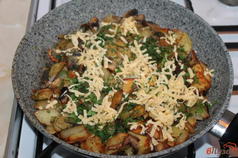 Фото приготовление рецепта: Жареный картофель с грибами и сыром шаг №7