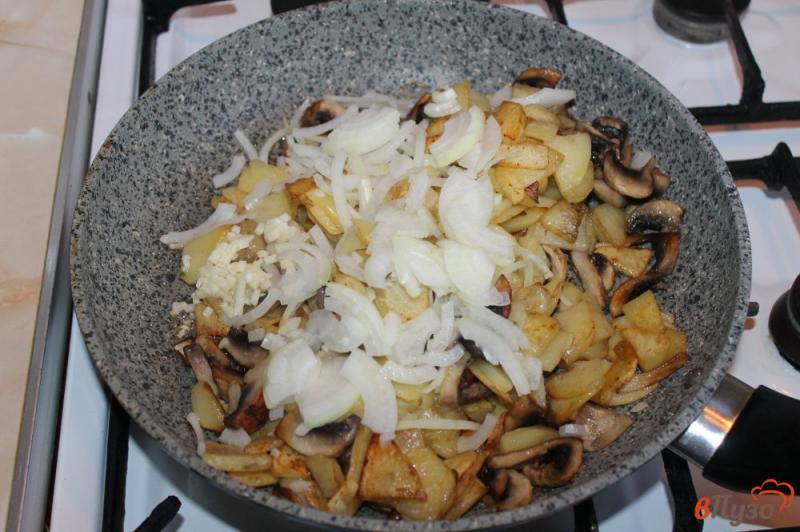 Фото приготовление рецепта: Жареный картофель с грибами и сыром шаг №6