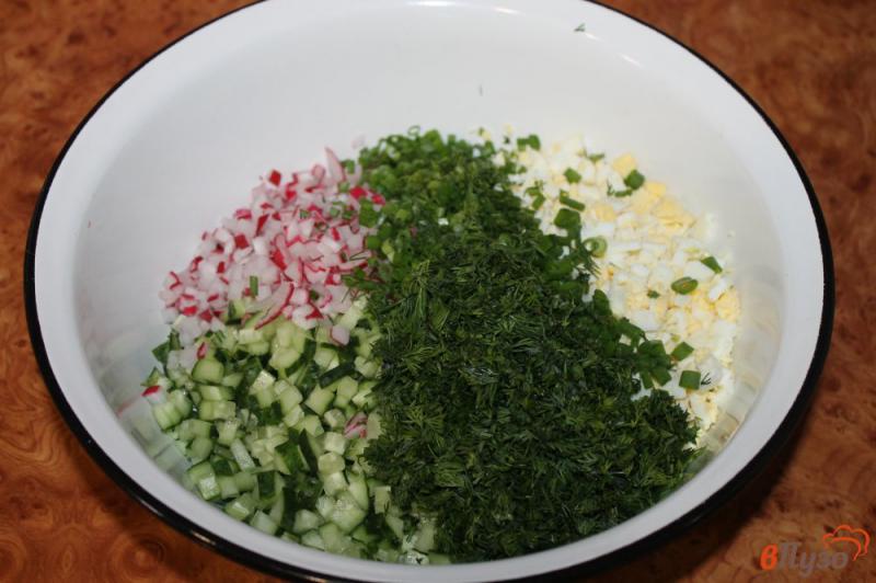 Фото приготовление рецепта: Холодный суп « окрошка » на минеральной воде с вареной колбасой и редисом шаг №4