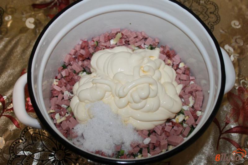 Фото приготовление рецепта: Холодный суп « окрошка » на минеральной воде с вареной колбасой и редисом шаг №6
