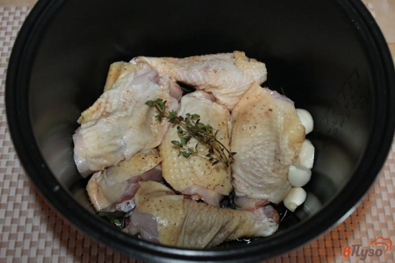 Фото приготовление рецепта: Куриное мясо жареное в мультиварке с чесноком шаг №3