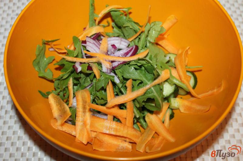 Фото приготовление рецепта: Огуречный салат с рукколой и морковью шаг №4