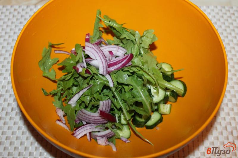 Фото приготовление рецепта: Огуречный салат с рукколой и морковью шаг №3