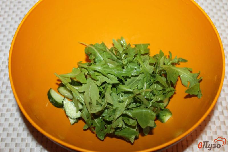 Фото приготовление рецепта: Огуречный салат с рукколой и морковью шаг №2