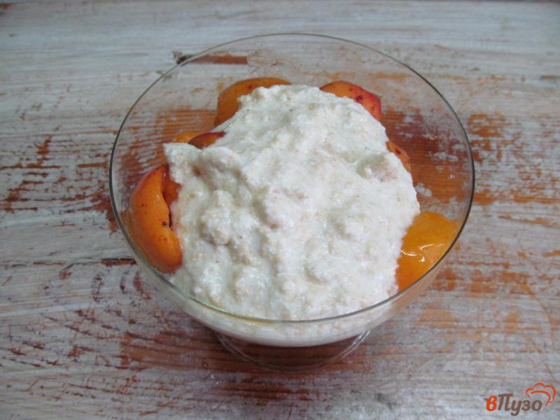Фото приготовление рецепта: Взбитый творожный крем с абрикосами шаг №4