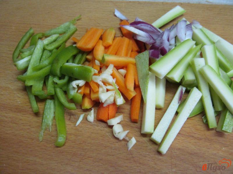 Фото приготовление рецепта: Жареный линь с овощами шаг №3
