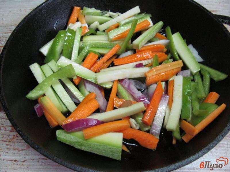 Фото приготовление рецепта: Жареный линь с овощами шаг №4