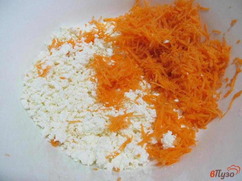 Фото приготовление рецепта: Сырники с морковью и яблоком шаг №1